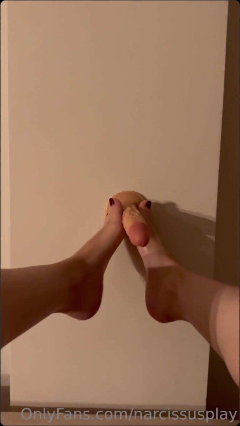 Çok seviyorum footjob yapmayı keşke gerçek bi sike yapsam